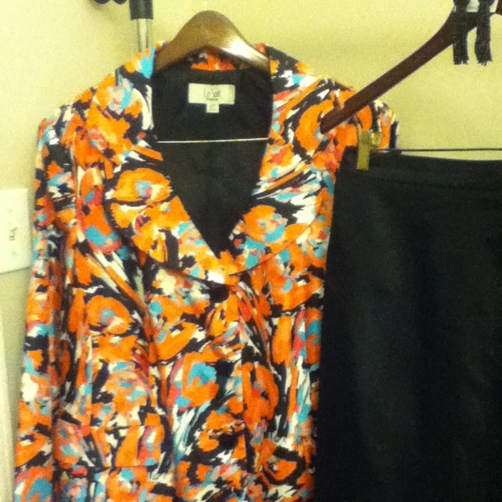 Skirt suit